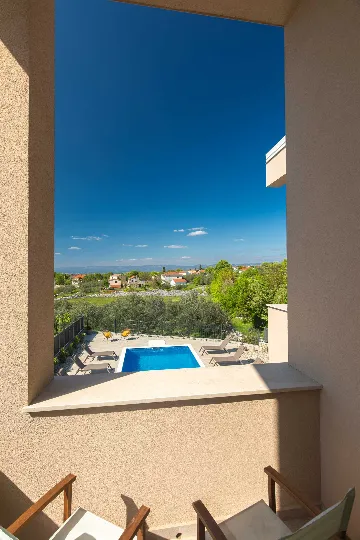 4-Bedroom House with Private Pool in Malinska