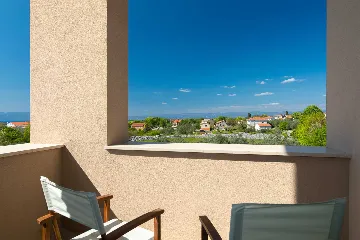 4-Bedroom House with Private Pool in Malinska