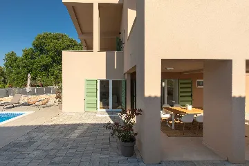 4-Bedroom House with Private Pool in Malinska