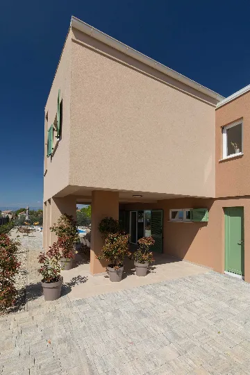 4-Bedroom House with Private Pool in Malinska