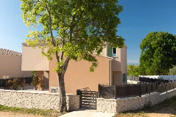 4-Bedroom House with Private Pool in Malinska