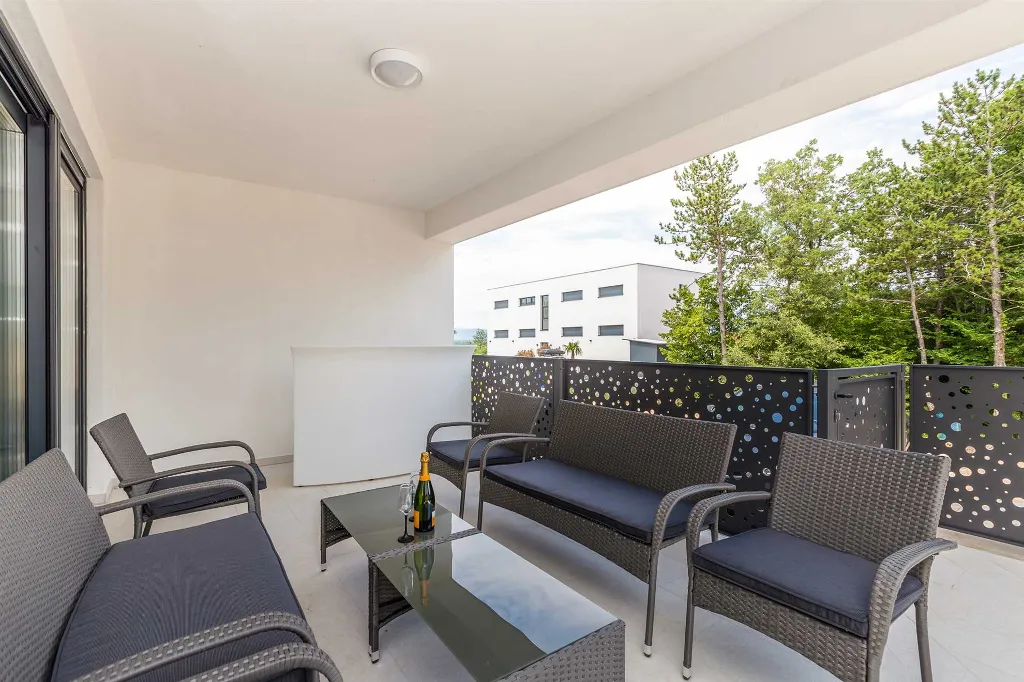 Villa with Private Pool for 6-8 in Malinska