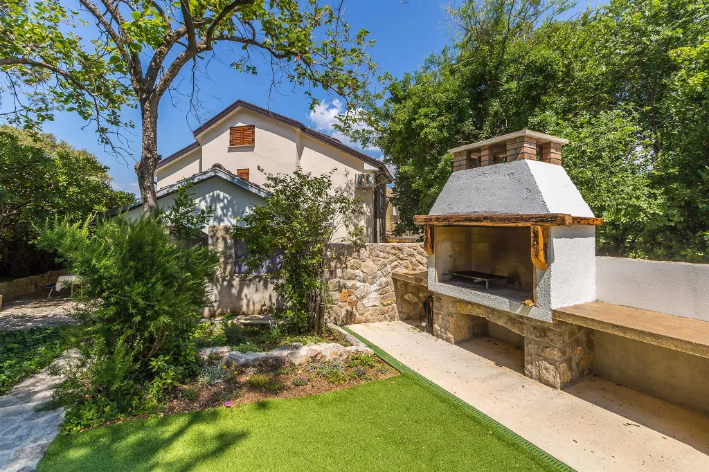 3-Bedroom House with Private Pool in Omišalj