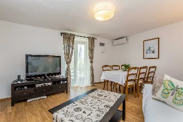 3-Bedroom House with Private Pool in Omišalj