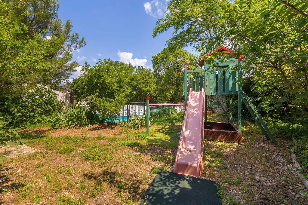 3-Bedroom House with Private Pool in Omišalj