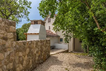 3-Bedroom House with Private Pool in Omišalj