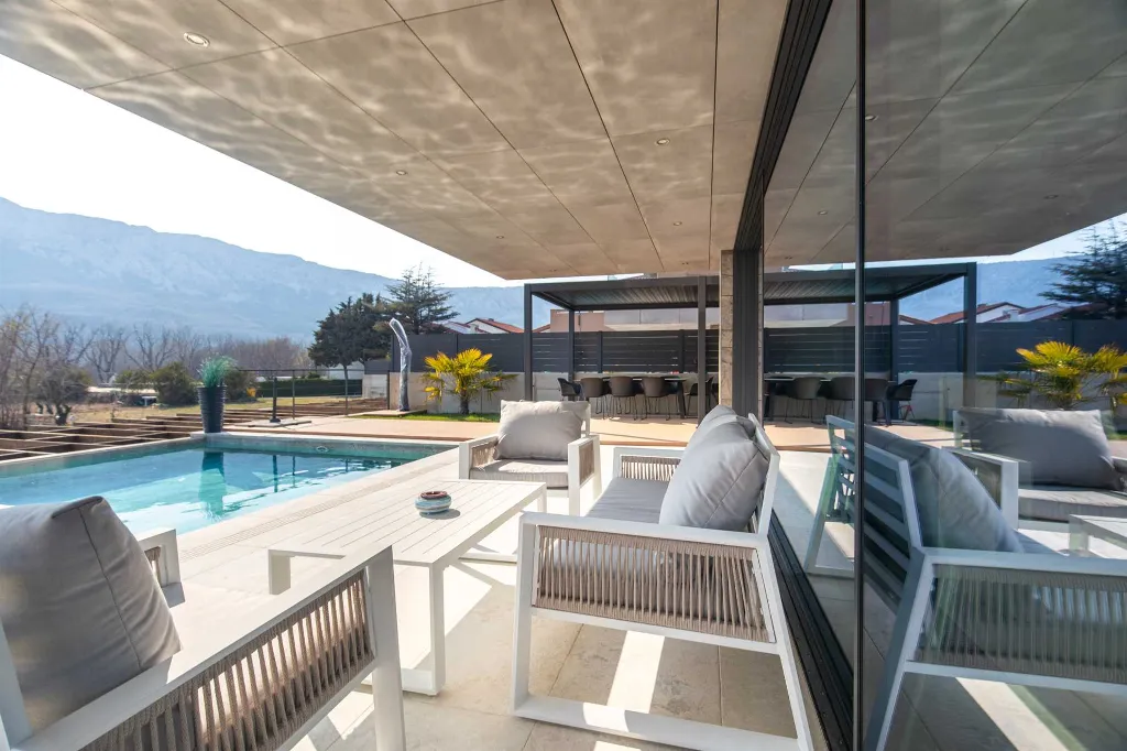 4-Bedroom Villa with Sauna & Jacuzzi in Baška