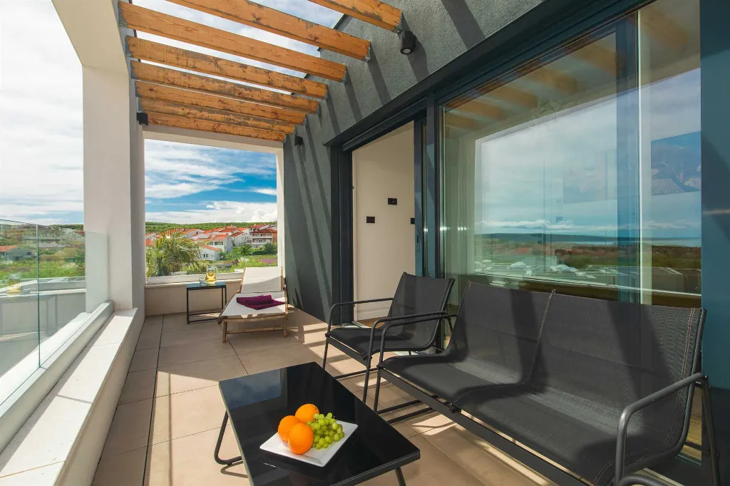 Krk 3-Bedroom Apartment with Jacuzzi and Terraces