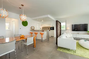 Krk 3-Bedroom Apartment with Jacuzzi and Terraces