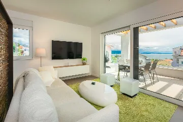 Krk 3-Bedroom Apartment with Jacuzzi and Terraces