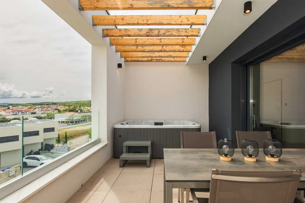 Krk 3-Bedroom Apartment with Jacuzzi and Terraces