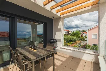 Krk 3-Bedroom Apartment with Jacuzzi and Terraces