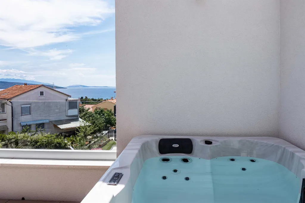 Krk 3-Bedroom Apartment with Jacuzzi and Terraces