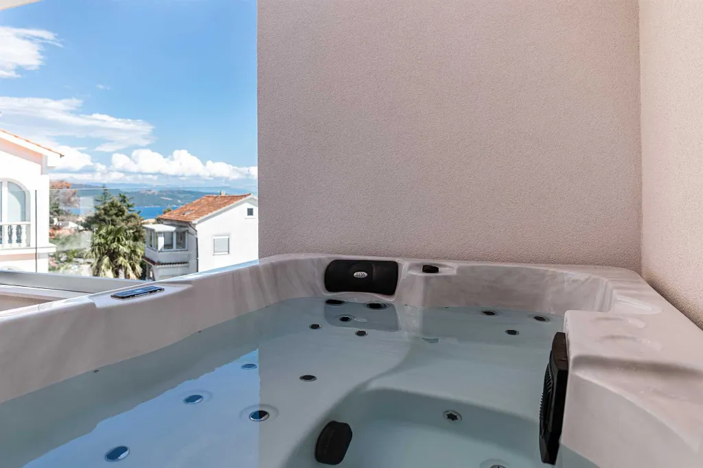 Krk 3-Bedroom Apartment with Jacuzzi and Terraces