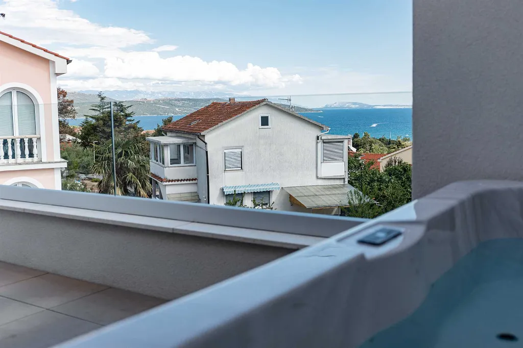 Krk 3-Bedroom Apartment with Jacuzzi and Terraces