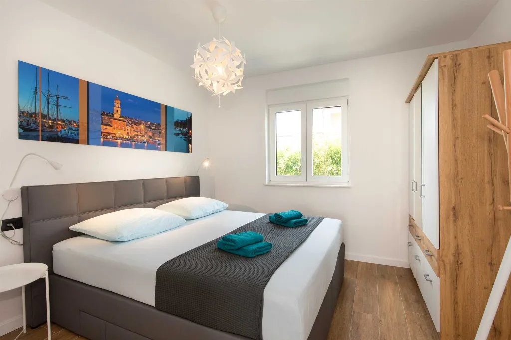 Krk 3-Bedroom Apartment with Jacuzzi and Terraces