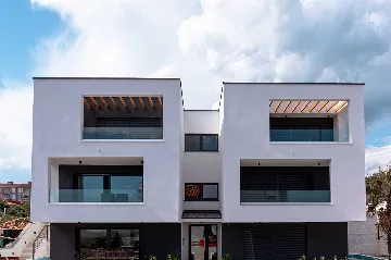 Krk 3-Bedroom Apartment with Jacuzzi and Terraces