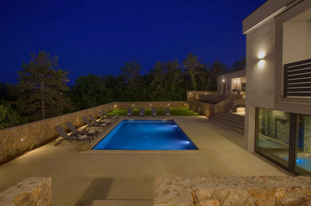 Vrh Luxury Villa for 12 with Heated Pool & Sauna