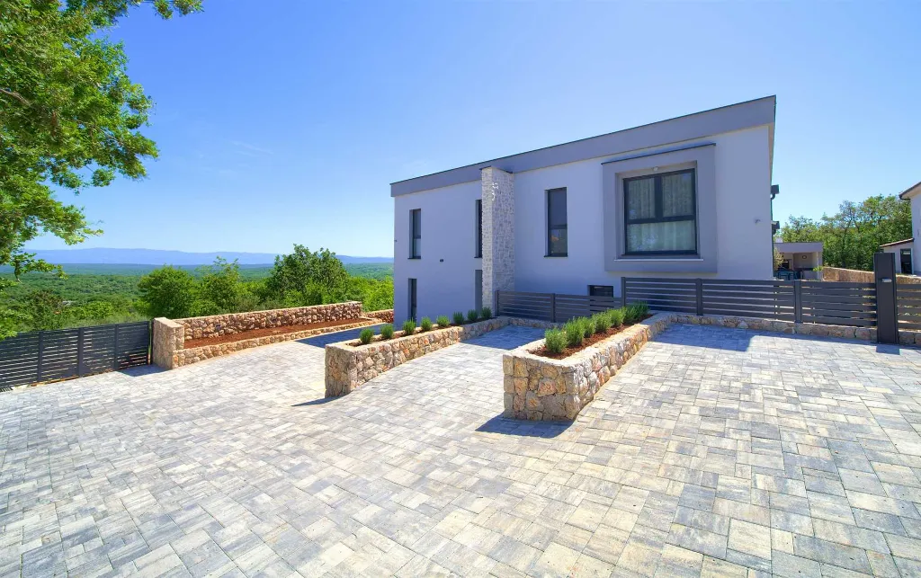 Vrh Luxury Villa for 12 with Heated Pool & Sauna