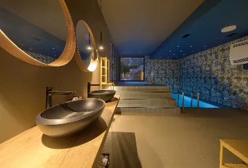 Vrh Luxury Villa for 12 with Heated Pool & Sauna