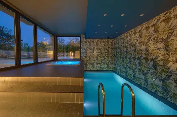 Vrh Luxury Villa for 12 with Heated Pool & Sauna