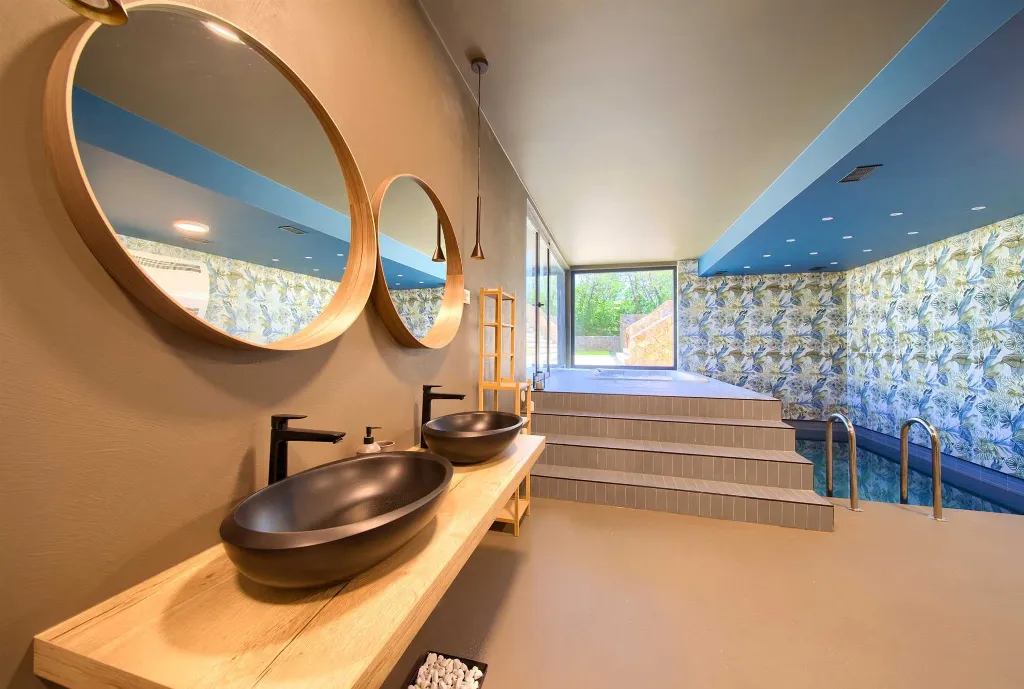 Vrh Luxury Villa for 12 with Heated Pool & Sauna