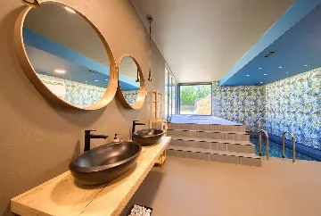 Vrh Luxury Villa for 12 with Heated Pool & Sauna