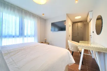 Vrh Luxury Villa for 12 with Heated Pool & Sauna