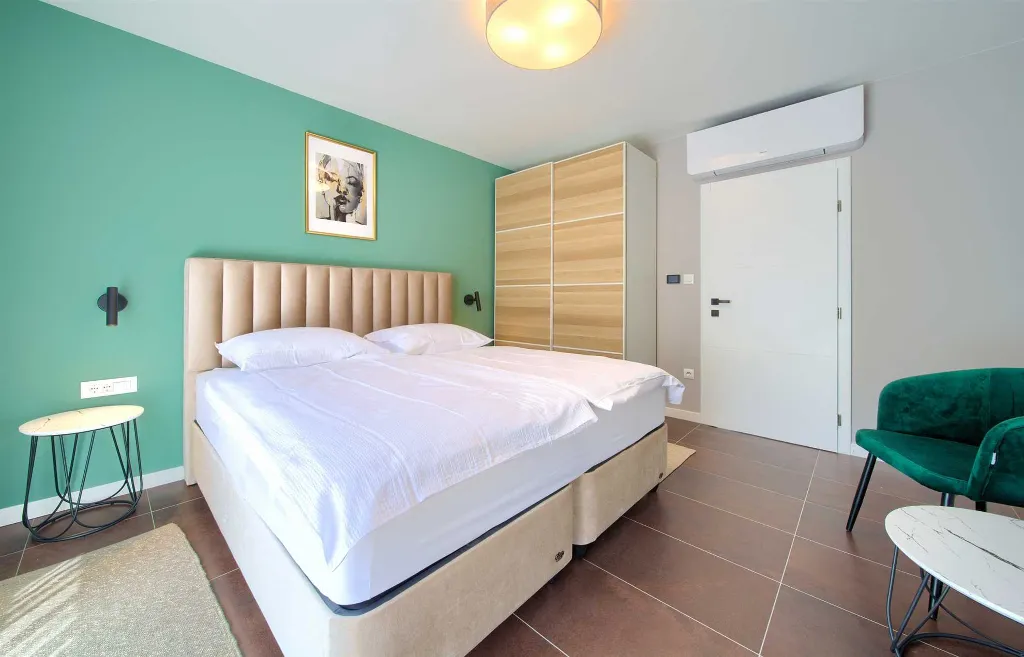 Vrh Luxury Villa for 12 with Heated Pool & Sauna