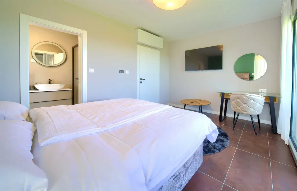 Vrh Luxury Villa for 12 with Heated Pool & Sauna