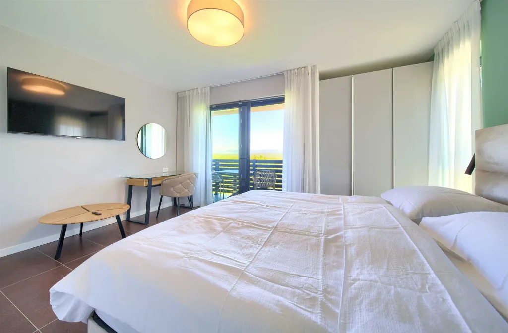Vrh Luxury Villa for 12 with Heated Pool & Sauna
