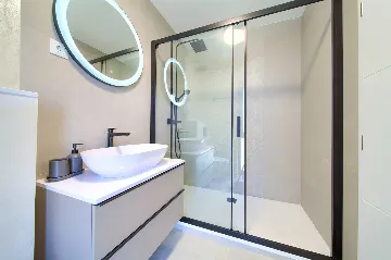 Vrh Luxury Villa for 12 with Heated Pool & Sauna