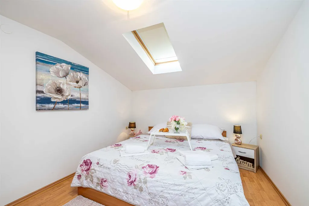 House in Kras for up to 5 with Private Pool