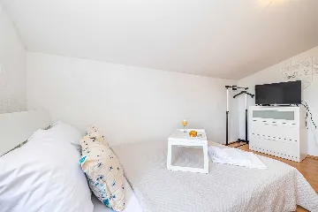 House in Kras for up to 5 with Private Pool