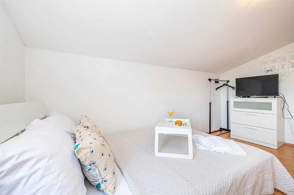 House in Kras for up to 5 with Private Pool