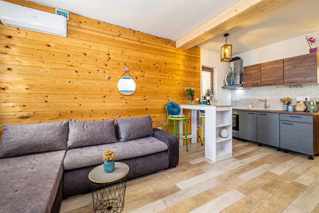 Seafront House for 2 Guests in Omišalj