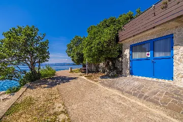 Seafront House for 2 Guests in Omišalj