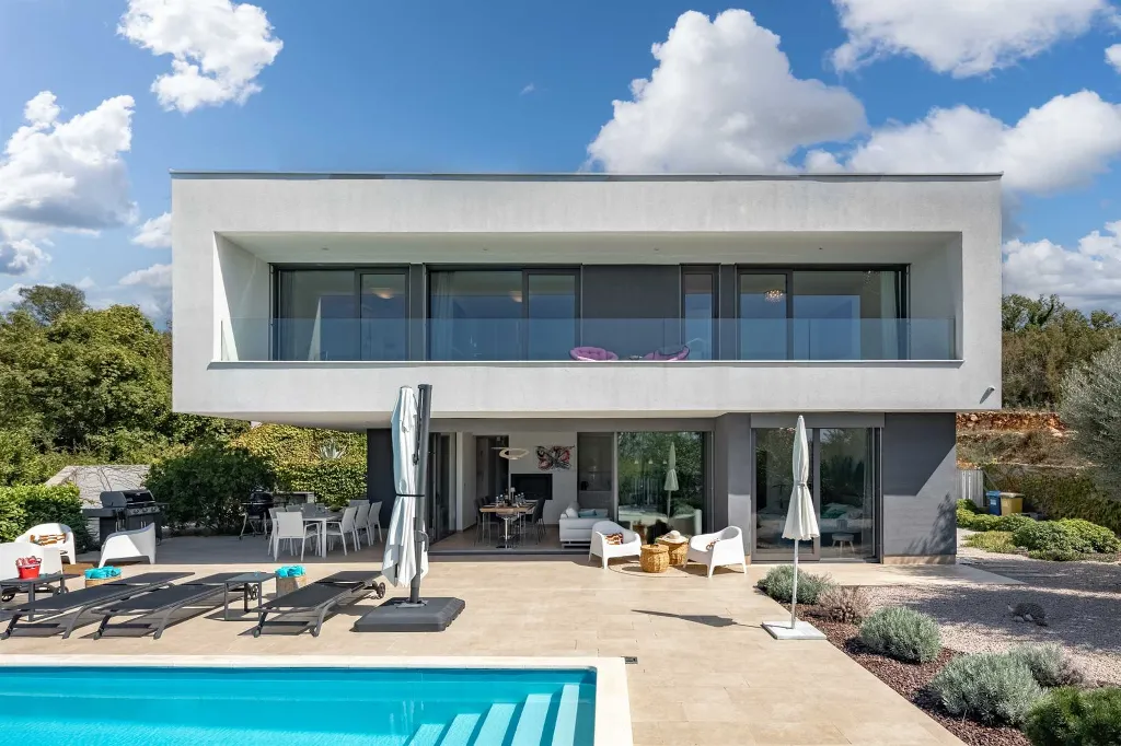 4-Bedroom Villa with Heated Pool in Sveti Vid Miholjice