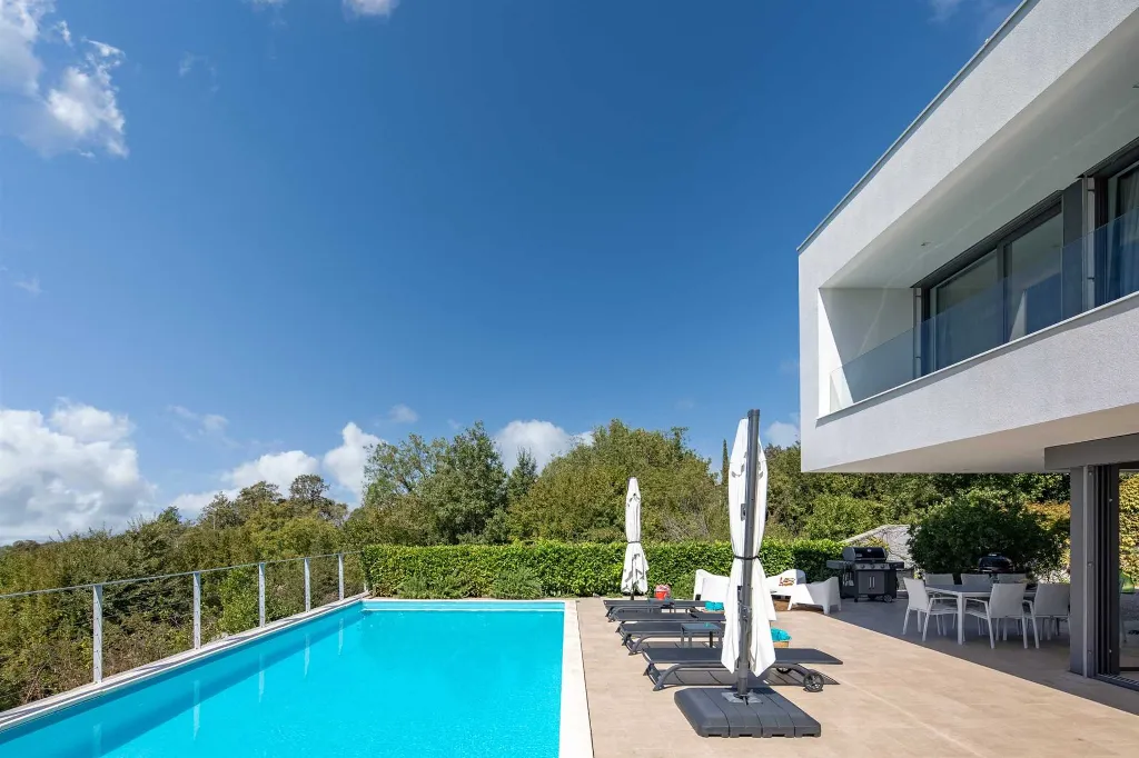 4-Bedroom Villa with Heated Pool in Sveti Vid Miholjice
