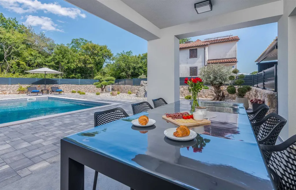 3-Bedroom Holiday House in Kornić with Heated Pool