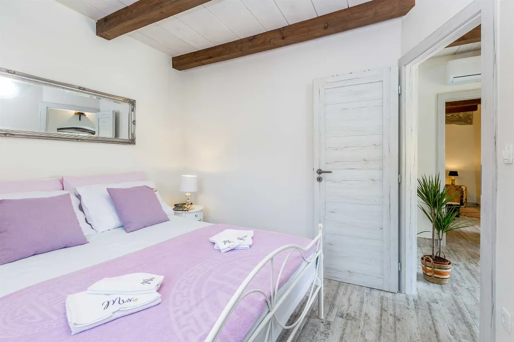 Holiday House with Jacuzzi in Bajčići (for 4)