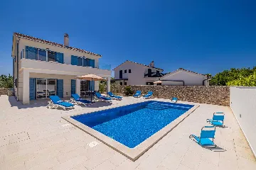 3-Bedroom House with Private Pool in Kras