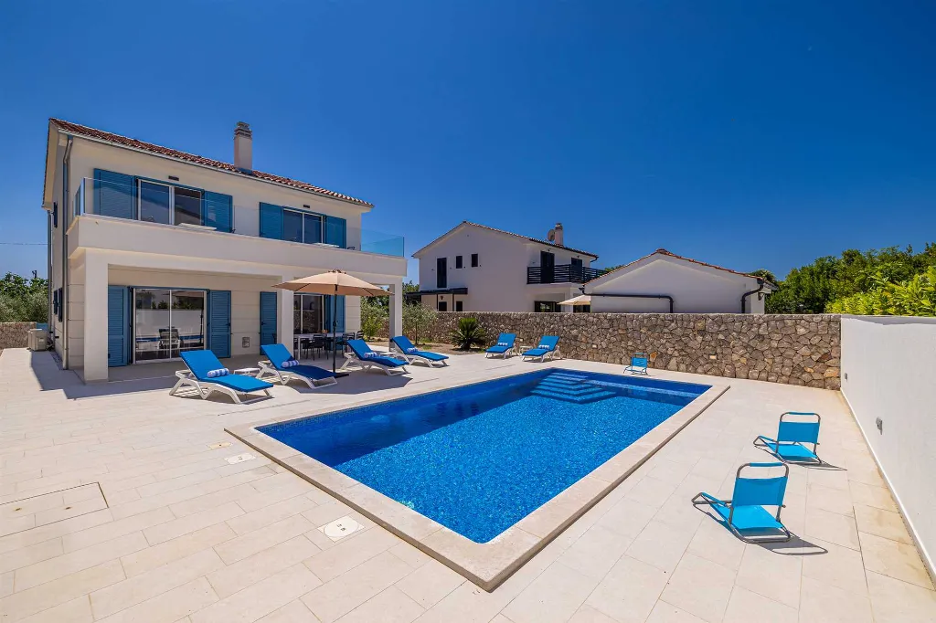 3-Bedroom House with Private Pool in Kras