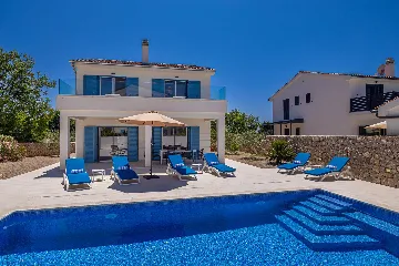 3-Bedroom House with Private Pool in Kras