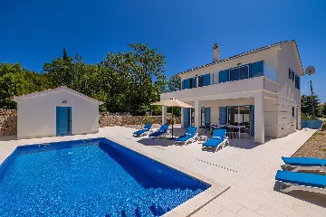 3-Bedroom House with Private Pool in Kras