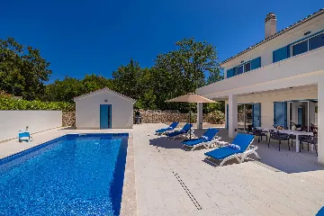 3-Bedroom House with Private Pool in Kras