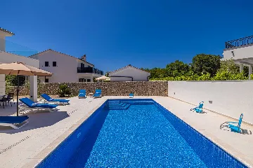 3-Bedroom House with Private Pool in Kras