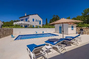 3-Bedroom House with Private Pool in Kras
