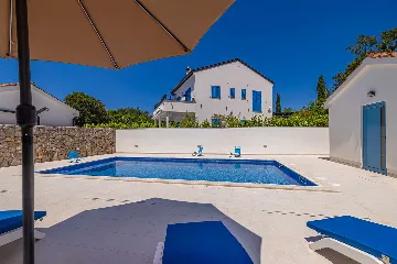 3-Bedroom House with Private Pool in Kras