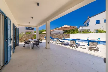 3-Bedroom House with Private Pool in Kras